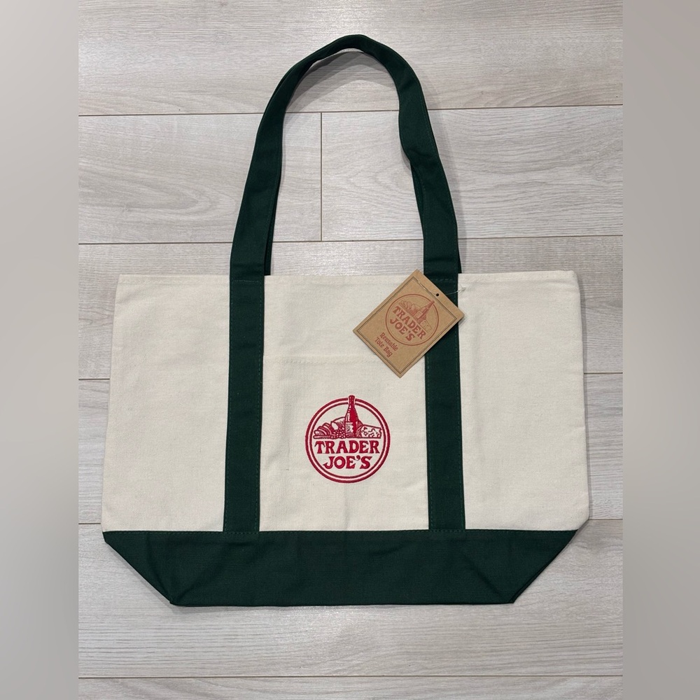 NWT - TRADER JOE’S | Green & Cream LIMITED EDITION Signature Tote with Pockets L